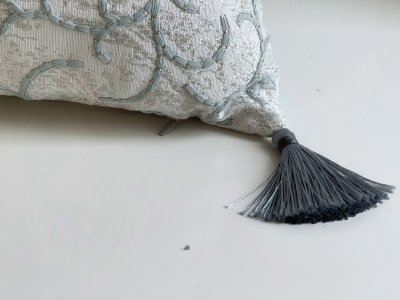 Декоративная подушка Вышивка с  кисточками